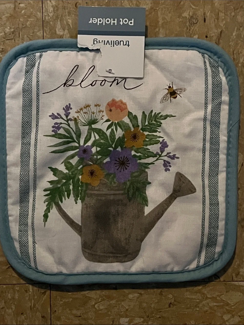 Trueliving: 2 kitchen towels and 2 pot holders